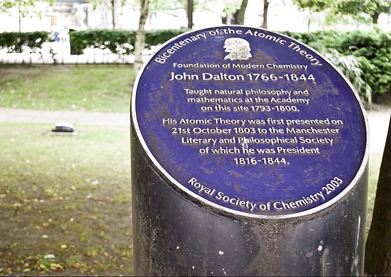 曼徹斯特和平公園（Manchester Peace Garden）內的道爾頓紀念牌（圖／wikimedia common）