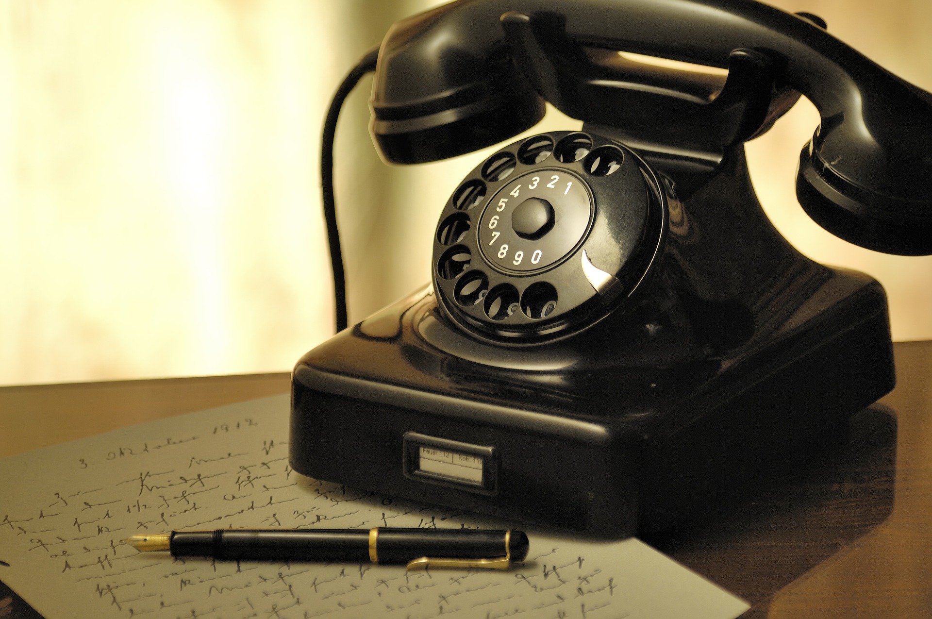 電話在現在看來不稀奇，但在中世紀，人類就有發明「說話機器」的點子了（圖／Stefan Kuhn，Pixabay）。