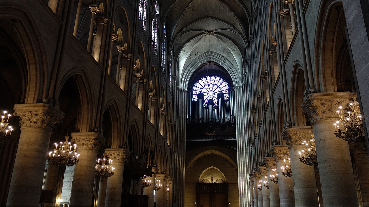 巴黎聖母院內部拱頂。