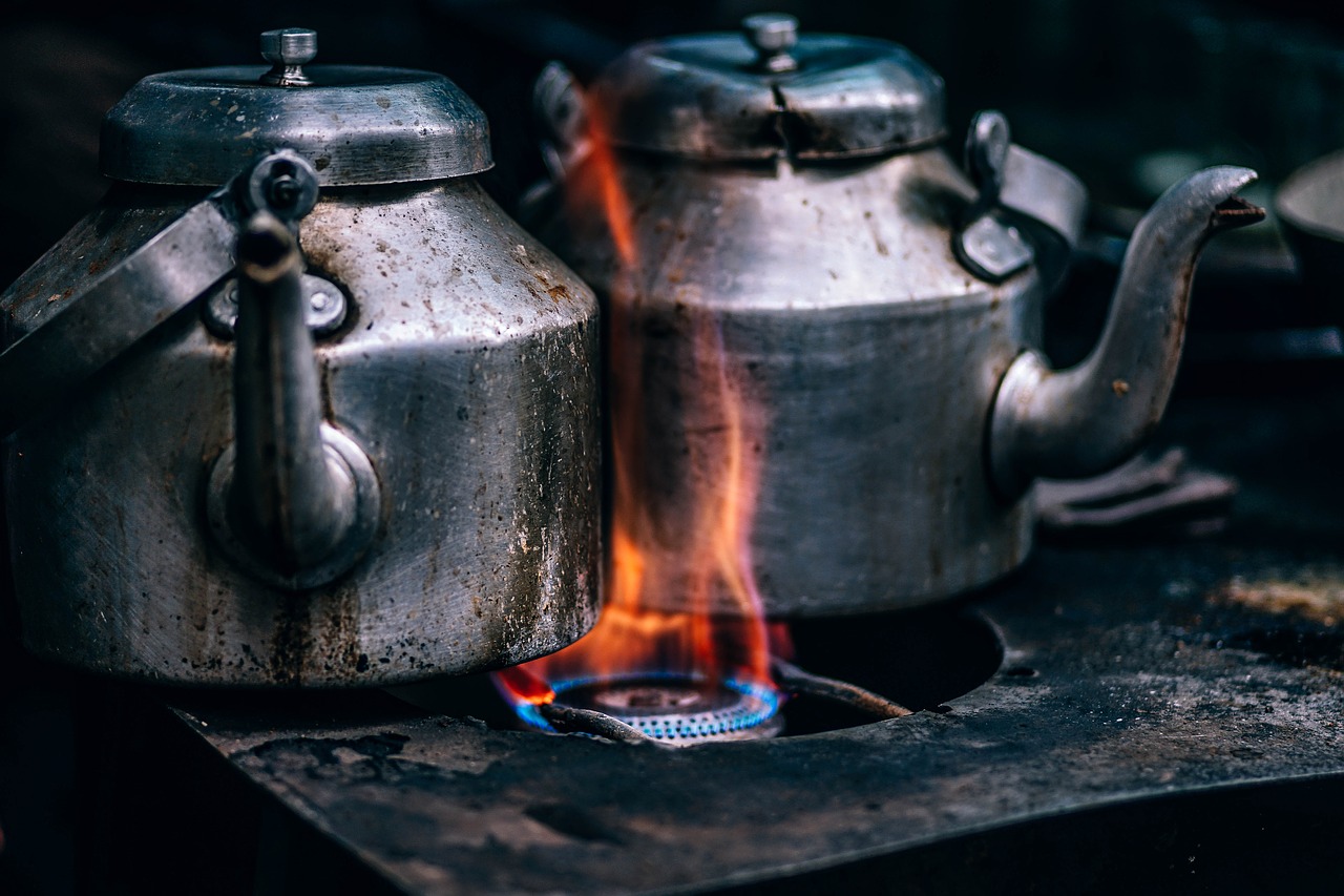 「熱」是一種取得方便且成本低的能量來源，除了燒水煮飯，熱還能檢驗環境污染或進行石油探勘。圖片來源：Pixabay。