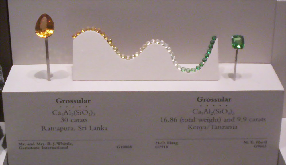 美國自然科學博物館展出的鈣鋁榴石（Grossular），為石榴子石的一種。（圖／Alkivar，wikipedia）