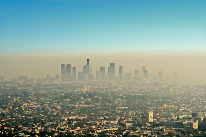 洛杉磯上空的光化學煙霧，因為大量的汽車排放廢氣後，與光發生光化學反應後產生（圖／Daniel Stein，iStoke.com）