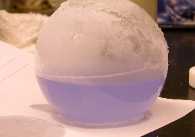 低溫下溶解在二氯甲烷中的臭氧，呈現淡藍色。（圖／Shizhao，wikipedia）