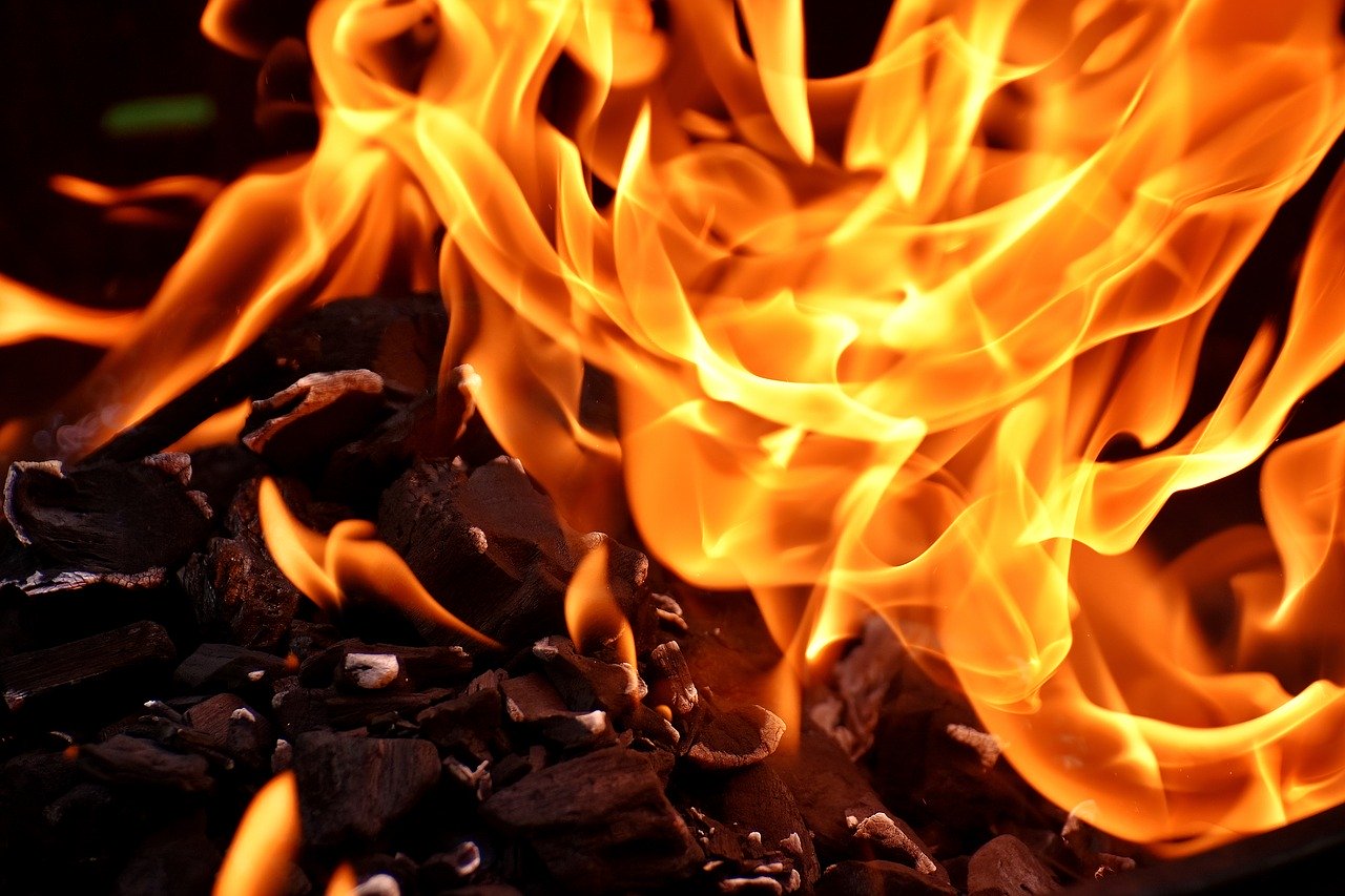 「燃燒」這種不可逆過程中，熵都是增加的。（圖／Pixabay）