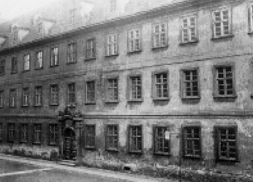 孔恩在布勒斯勞就讀的高中，毀於二次世界大戰，現址已改建為一所旅館。