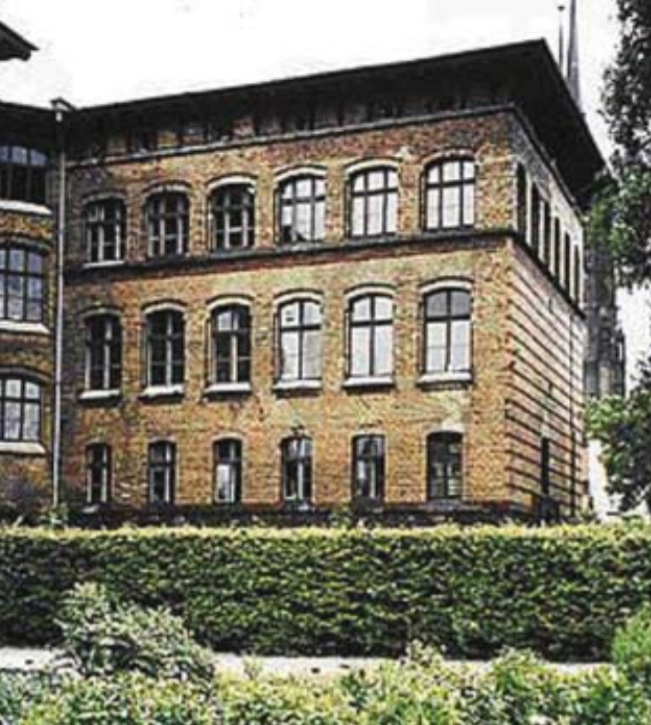 孔恩籌建的「植物生理學研究所及植物學博物館」於一八八八年落成。