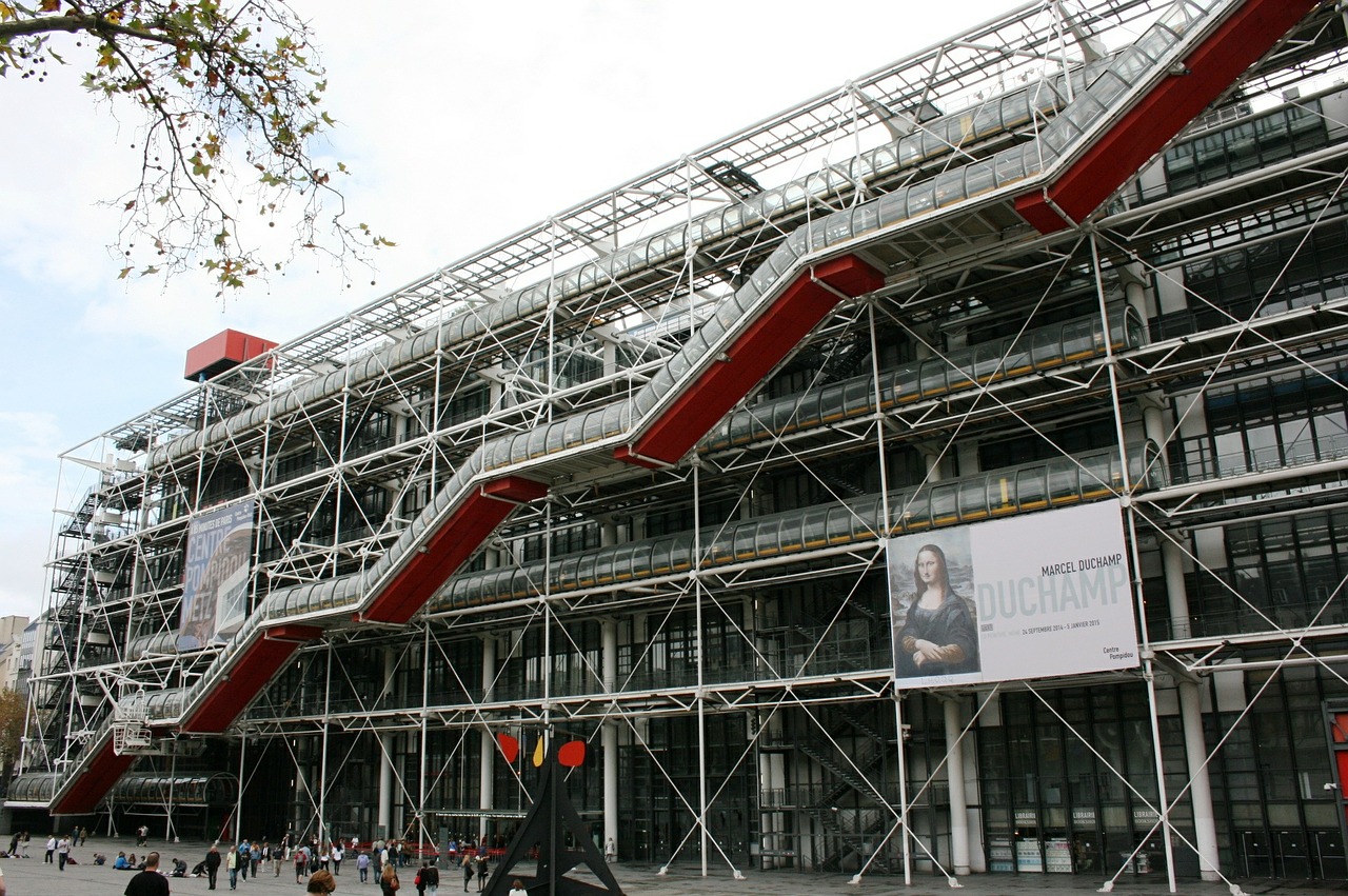 巴黎龐畢度藝術中心明顯地表達了結構管線及最大透明度的設計概念，與周遭環境形成了極強烈的對比。(圖片來源：pixabay 139904)