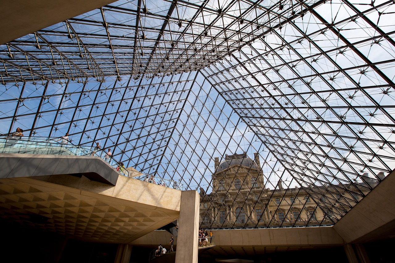 充滿光線的羅浮宮中庭的金字塔內部，有良好的對外視野。(圖片來源：pixabay falconp4)