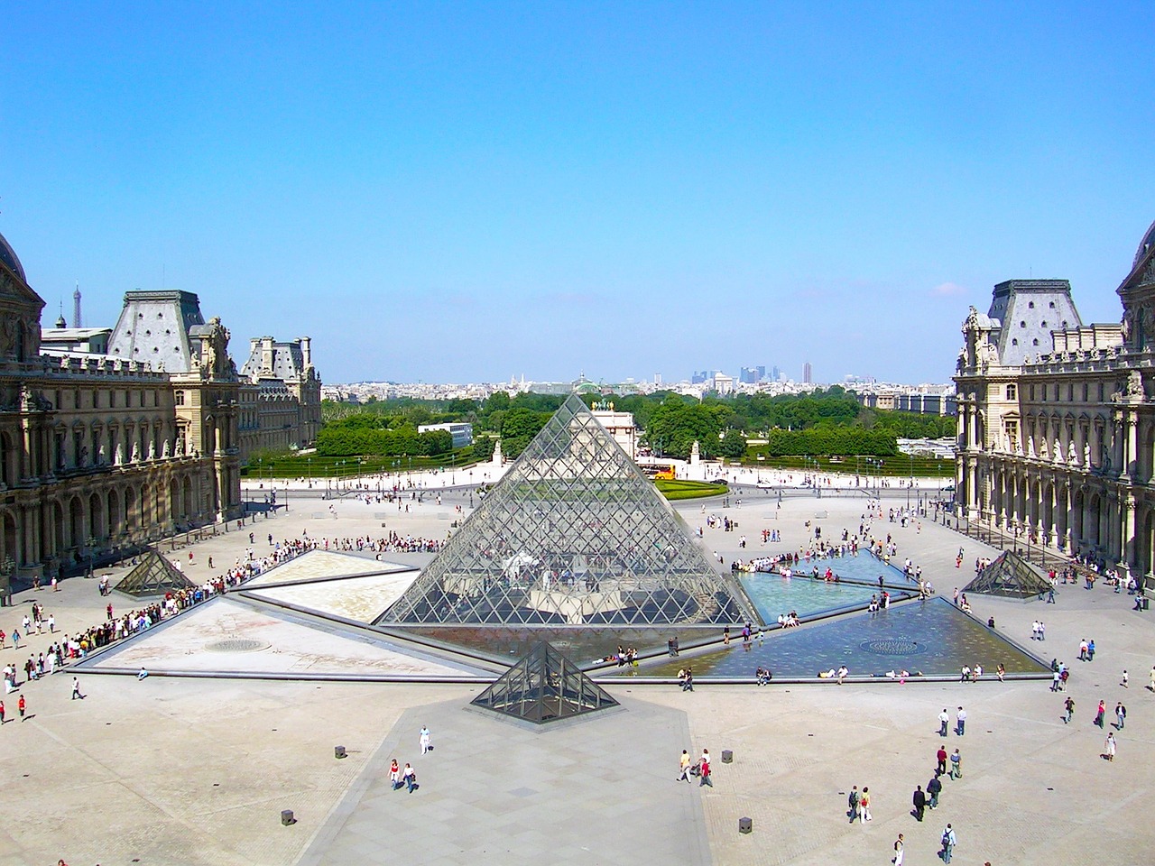 巴黎羅浮宮的金字塔中庭是結構玻璃與鋼纜拉力構出的組合，唯有在高科技時代才能完成如此輕巧透明的金字塔。(圖片來源：pixabay TJMeador)