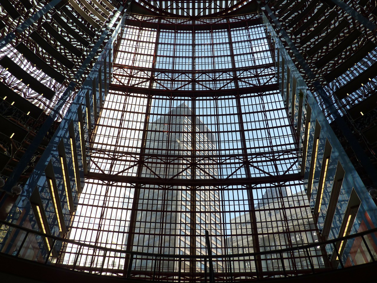 從芝加哥依利諾州州政府向外望，可以透過帷幕看見著名的高樓建築。(圖片來源：pixabay nitli)
