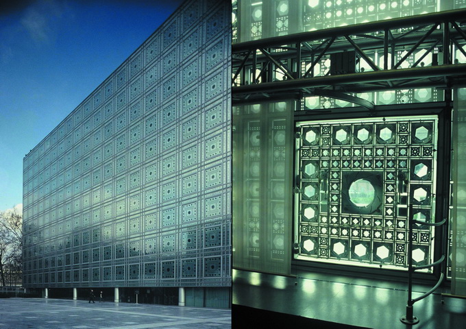 巴黎阿拉伯文化中心（左圖）外牆玻璃帷幕的金屬葉片（右圖），可隨著光線的強弱調整開啟程度，保持室內一定的漫射光效。