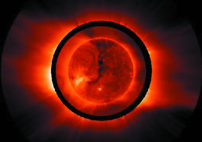 蘇活號X光太陽望遠鏡所拍攝的日冕，其中一條上下走向的粗黑條紋便是日冕洞。