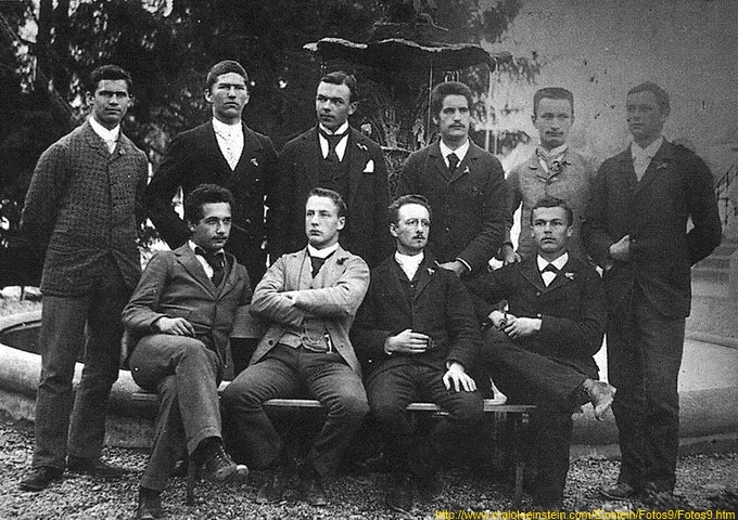 愛因斯坦（前排最左者）與阿饒書院同學們的合照。