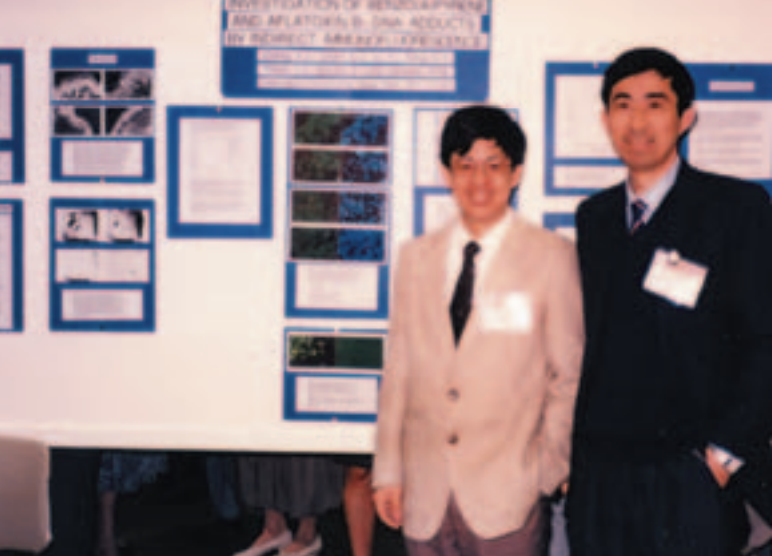 1990年，陳建仁教授與哥倫比亞大學張毓京醫師合影於美洲癌症研究學會，他倆共同發展黃麴毒素等大分子致癌物的免疫分析方法。