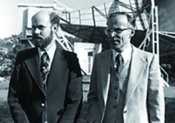 獲得 1978 年諾貝爾物蛘學獎的彭齊亞斯和威爾森，後面是他們用來發現宇盱微跙背景輻射的天線接收機。