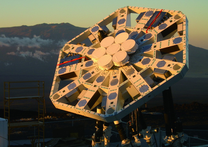 由台灣研製、座落在夏威夷毛納洛峰上的宇宙背景輻射陣列望遠鏡（AMiBA）。（圖／http://amiba.asiaa.sinica.edu.tw/）