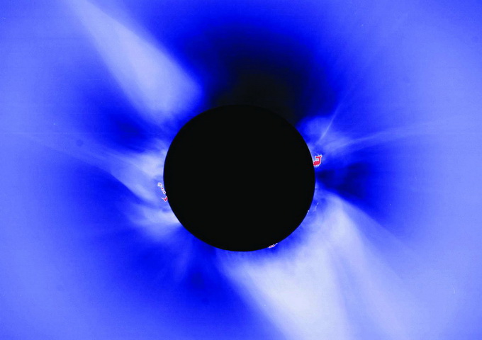 太陽大氣層的最外層，在色球層外面的是乳白色的日冕層。（圖片來源：http://solarscience.msfc.nasa.gov/im ages/Ecl1991a.jpg）