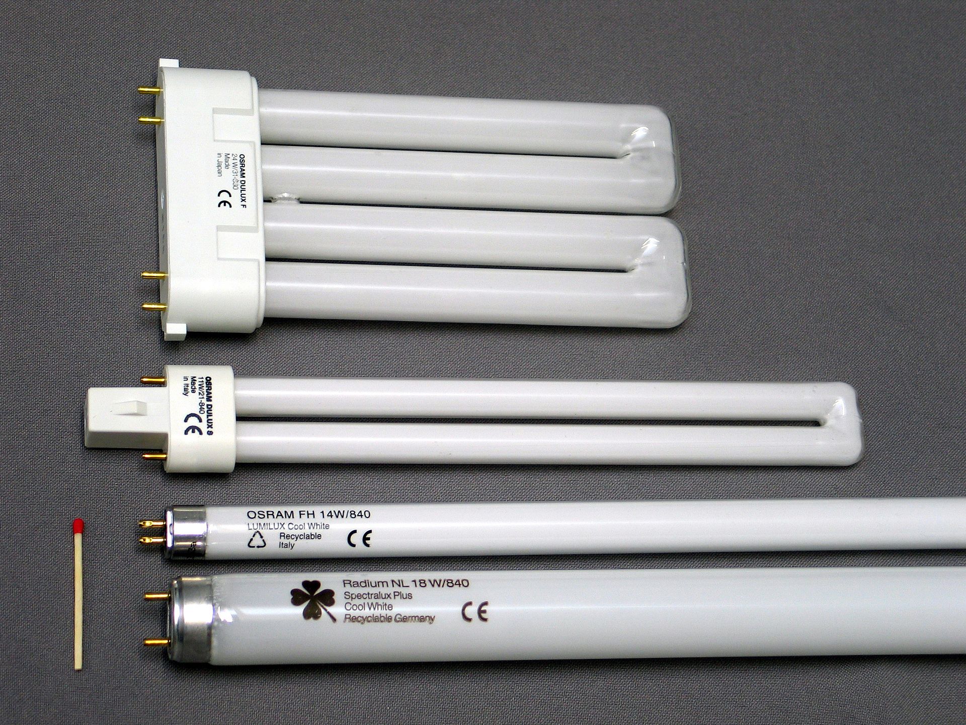 日光燈管也運用到汞元素，當電流通過汞蒸氣，能輻射紫外光。（圖／Christian Taube，Wikipedia）