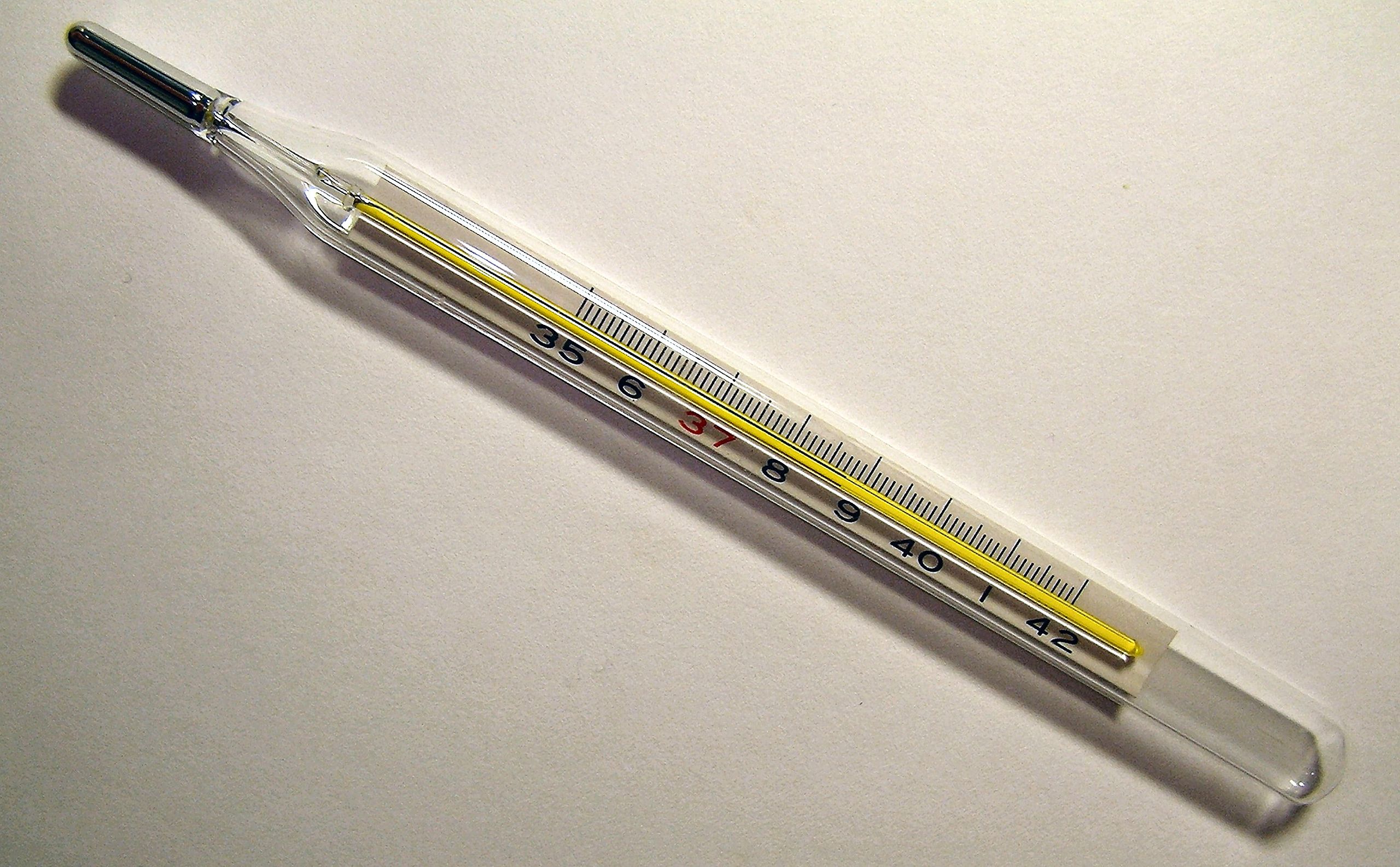 汞密度高、膨脹係數大又容易流動，因此成為溫度計的製作原料之一。（圖／Menchi，Ｗikipeida）