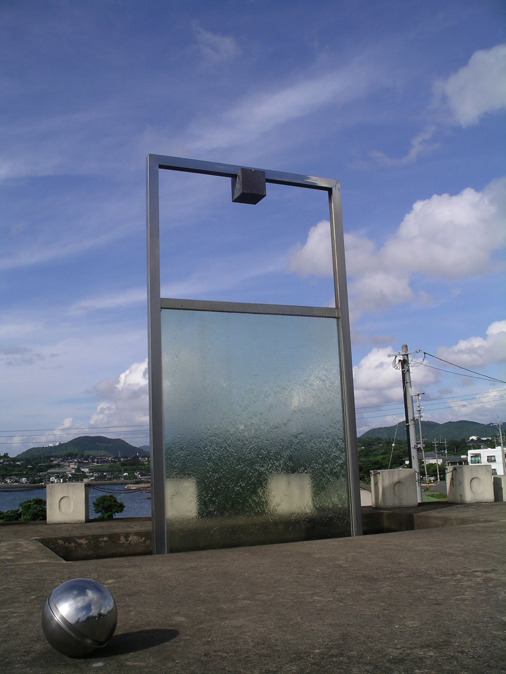 日本水俁病資料館前的紀念碑。（圖／Wikipedia）