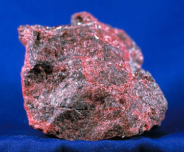 硃砂是硫化汞礦石，色澤鮮紅，中國古代稱為辰砂、丹砂。（圖／Wikipedia）