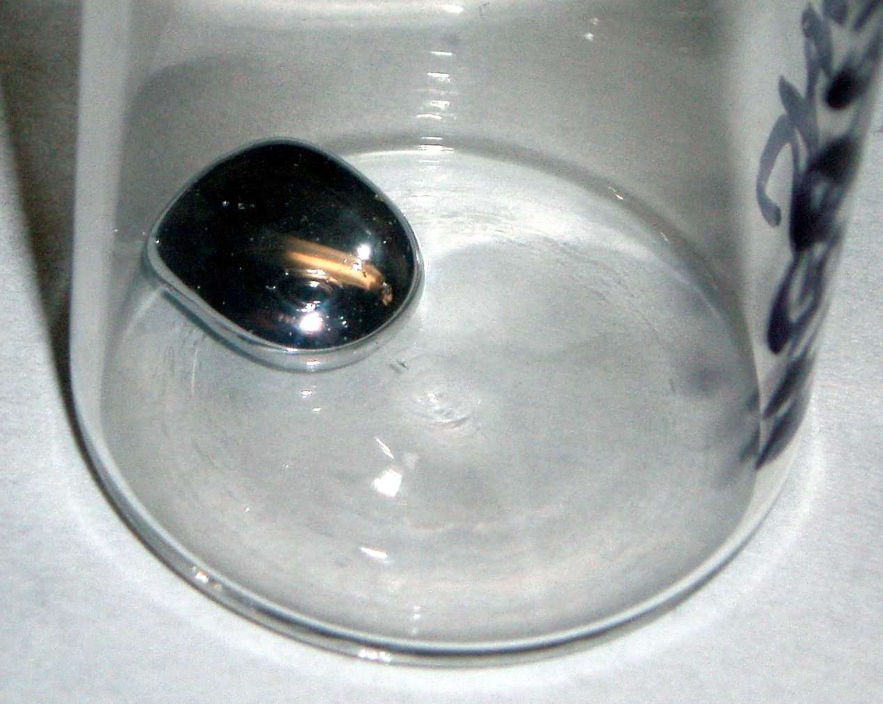 由於「汞」的表面張力很大，因此小滴的汞可以在一般表面上形成近乎球狀的液滴。（圖／Wikipedia）