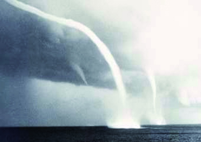 水龍捲俗稱龍吸水，是水面出現的小型龍捲風。（圖片來源：NOAA Photo Library，http://www.photolib.noaa.gov）