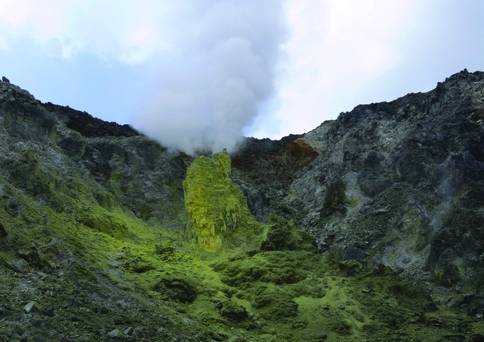 臺灣北部大油坑硫氣孔的硫黃結晶和噴氣，顯示大屯火山群的火山作用可能還相當強烈。