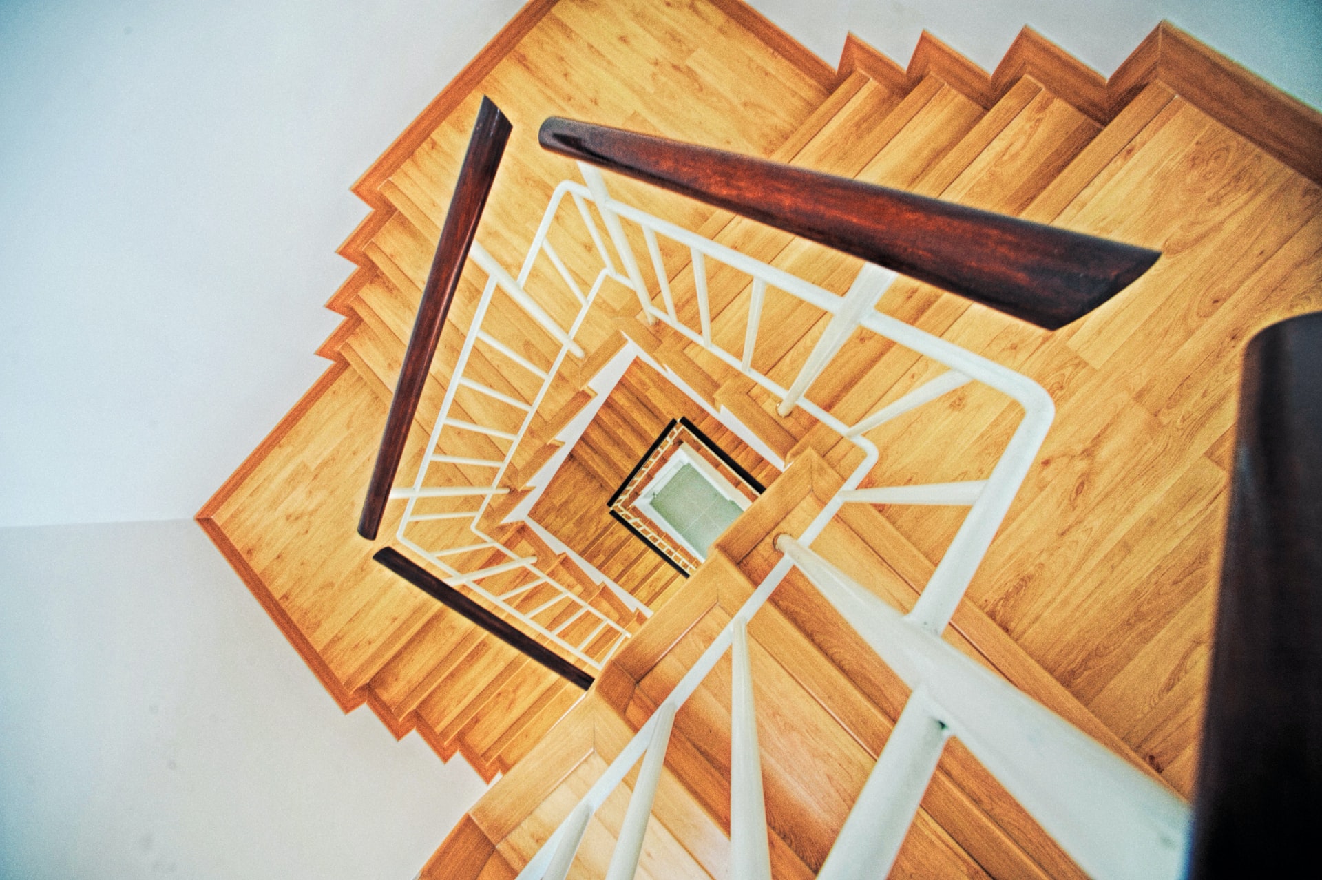 從大廳爬樓梯到四樓需要多少時間呢？（圖／Unsplash）