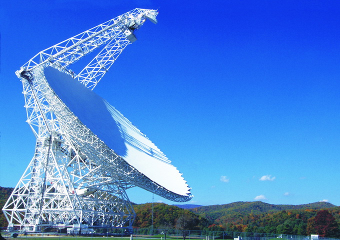位在美國西維吉尼亞州的綠堤電波望遠鏡（圖片來源：NRAO／AUI／NSF）