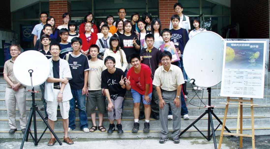2008年在台北市建國中學舉辦研習營，在整個活動中，學生透過團隊的合作，各自組裝出Ku頻段的電波望遠鏡。