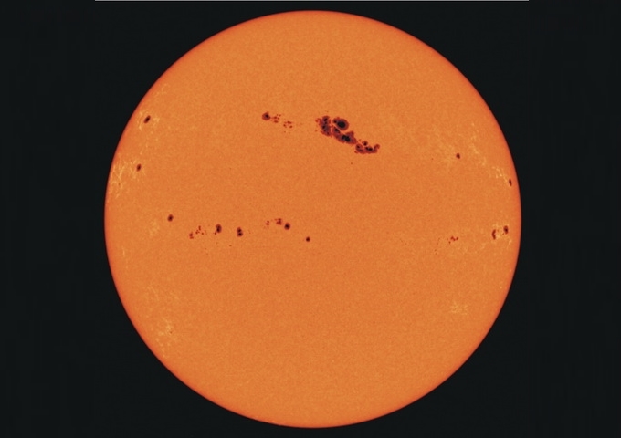 2001年3月29日太陽表面的黑子狀況，2001年正是太陽黑子高峰期。