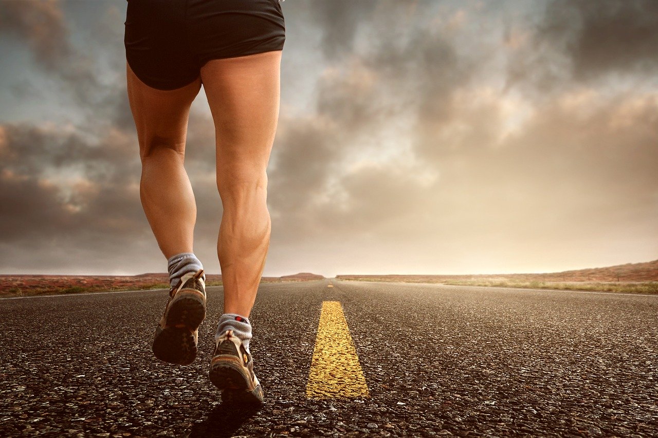 長跑這種持續性且非激烈的有氧運動，可增強肌肉利用氧化磷酸化產生ATP的能力，促使氧化纖維的粒線體數目增加。（圖／Pixabay）