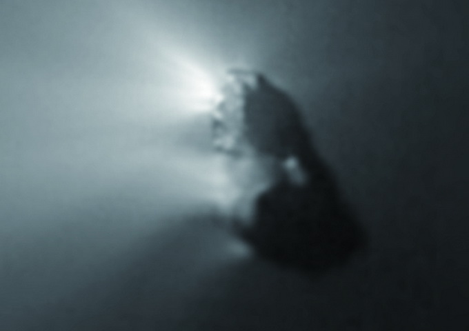 「哈雷彗星」彗核照片（圖片來源：Max Planck Institute, http://www.mps.mpg.de/images/projekte/giotto/hmc/hmcsmall.gif）。