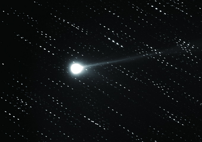 鹿林天文台觀測員蕭翔耀利用40cm望遠鏡在2010年6月所拍的麥克諾特（McNaught）彗星，這星體是澳大利亞天文學家麥克諾特（R.H. McNaught）於2009年9月發現的。
