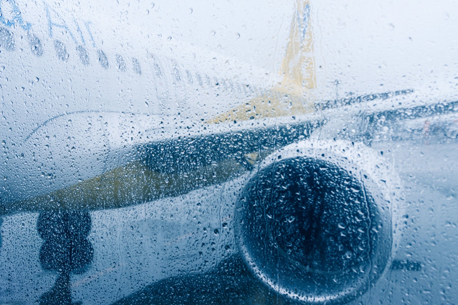 雨中的民航客機(示意圖)