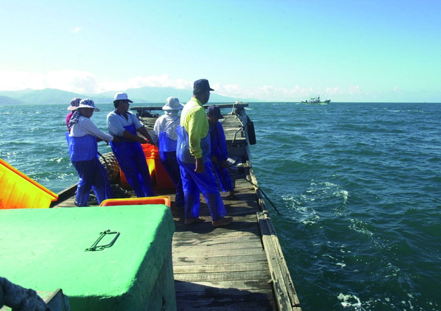 漁民正在進行袋網收回作業