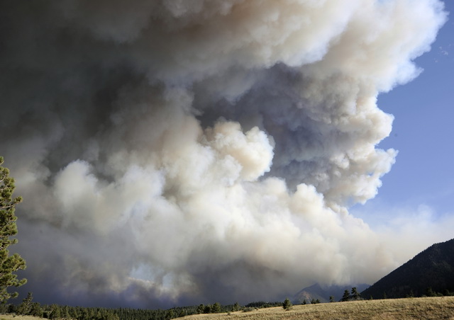2012年6月美國科羅拉多州的瓦多峽谷（Waldo Canyon）發生森林大火，濃煙蔽天。（圖 / Flickr用戶Official U.S. Air Force）