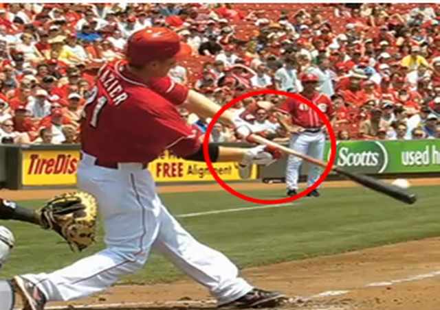 2012年5月27日費賽爾打擊出全壘打的球賽影片截圖。圖中可以清楚看到擊球瞬間，費賽爾的手已經鬆開。（圖 /  MLB官方網站記錄）