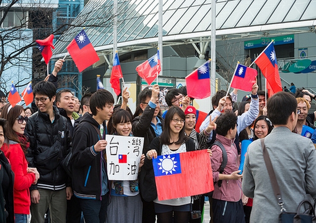東京巨蛋棒球場外持國旗看板為臺灣加油的球迷們。（圖 / Flickr，Tranpan23）