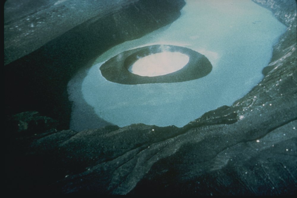 塔爾火山位於塔爾湖中心（圖／wikipedia）