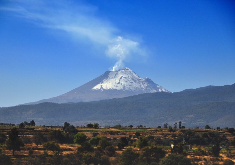 波波卡特佩特火山的遠景（圖／Russ Bowling，flickr）