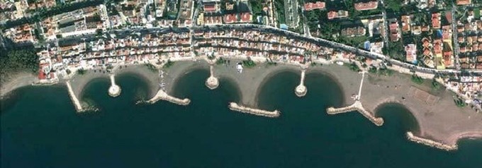 西班牙Pedregalejo海岸的人工岬灣（圖／Google Earth影像）