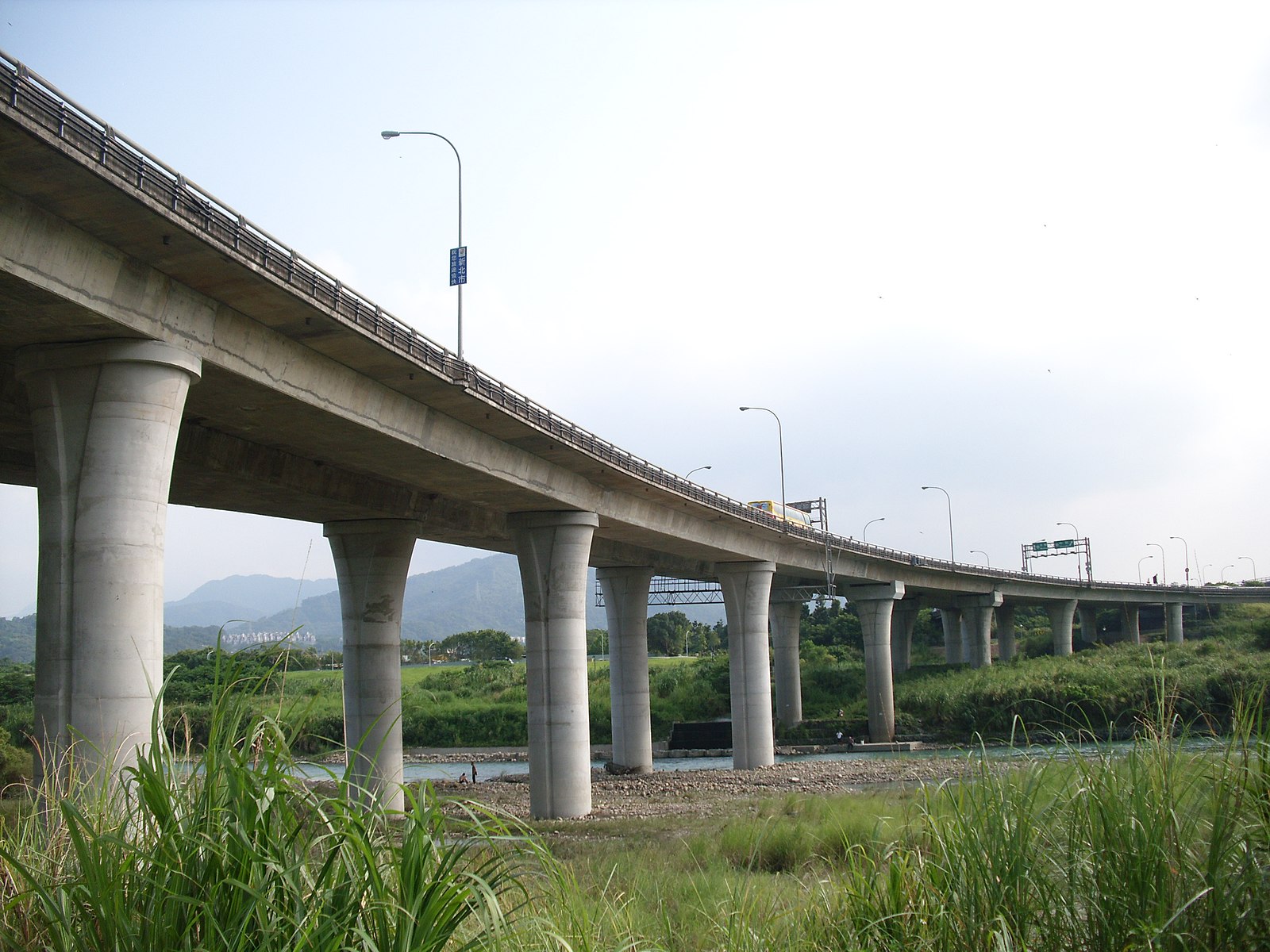 臺灣地勢多變，高速公路橋樑跨越河流貫通南北，圖為福爾摩沙高速公路安坑橋。（Ianbu，wikipedia）