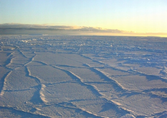 南極長年低溫、由冰層覆蓋，在科學家眼中是一個絕佳的天然實驗場。（圖片來源：2013 NSIDC / 美聯社）