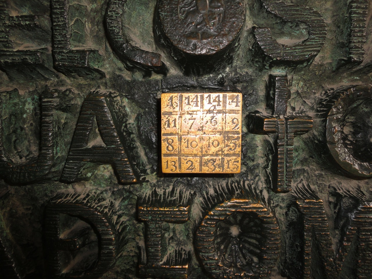 西班牙巴塞隆納聖家堂內一組魔方陣，以聖經記載耶穌受難的歲數33作為魔數字。但此魔方陣有些數字是重複的，並不屬於傳統定義上的魔方陣。