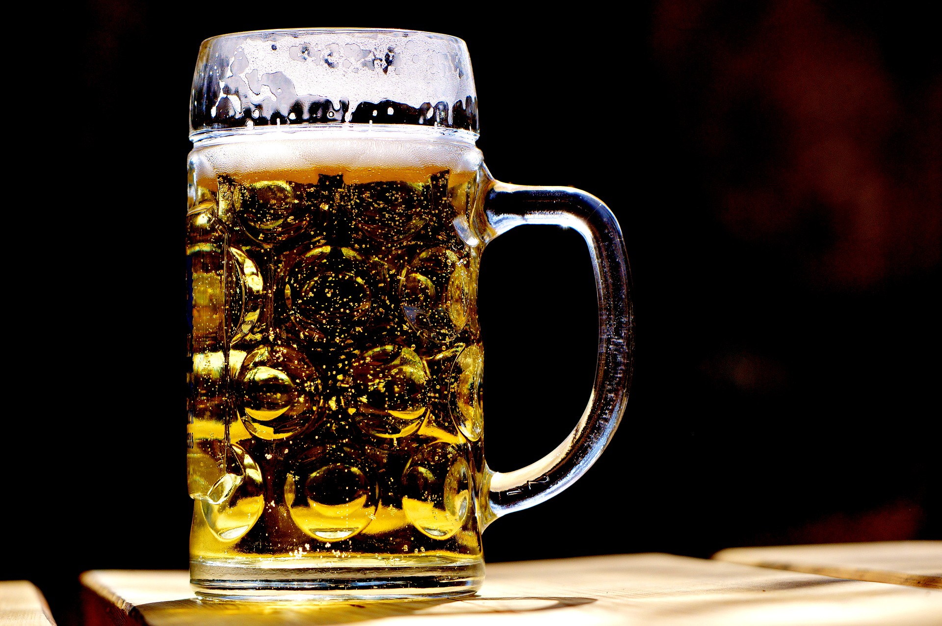 拉格是低溫啤酒，釀造溫度約攝氏4～9度；愛爾則需要在攝氏15～25度才能釀造。