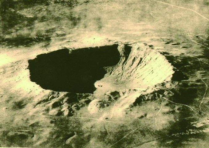 鳥瞰美國亞利桑那隕石坑（圖／NASA空照圖）