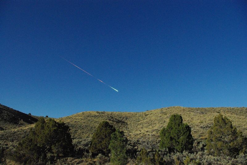 隕石掠過天空的景象，本圖取景於 2012 年 4 月 22 日美國內華達州雷諾天空。（圖／Lisa Warren攝，NASA）