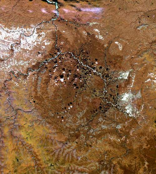 俯瞰西伯利亞玻普蓋隕石坑，經歷 3,500 萬年的侵蝕等地質作用，隕石坑的圓形外形依稀可見。（圖／NASA 衛星照片）